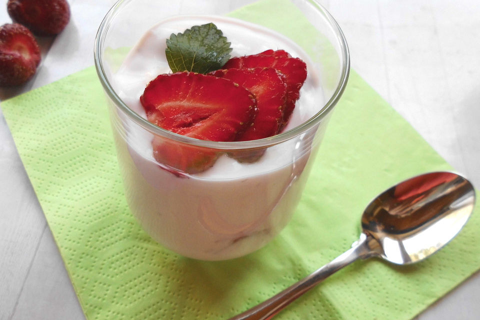 Joghurt-Quark Creme mit Erdbeeren