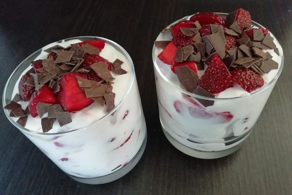 Joghurt-Quark Creme mit Erdbeeren