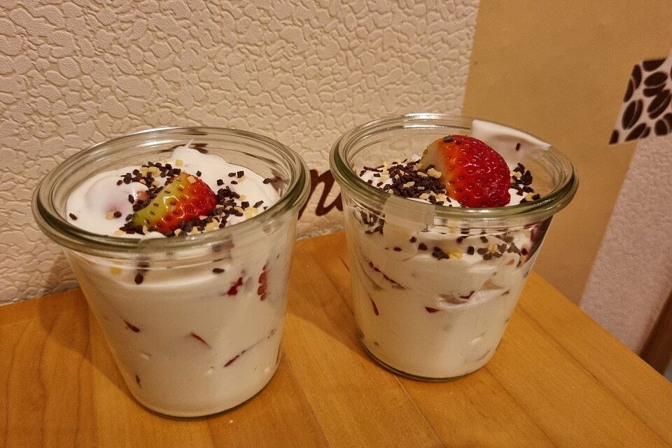 Joghurt-Quark Creme mit Erdbeeren