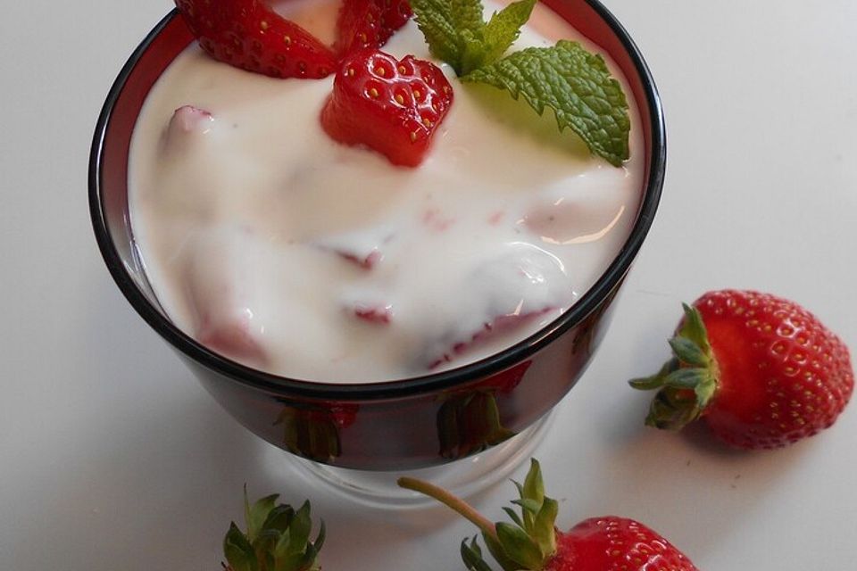 Joghurt-Quark Creme mit Erdbeeren