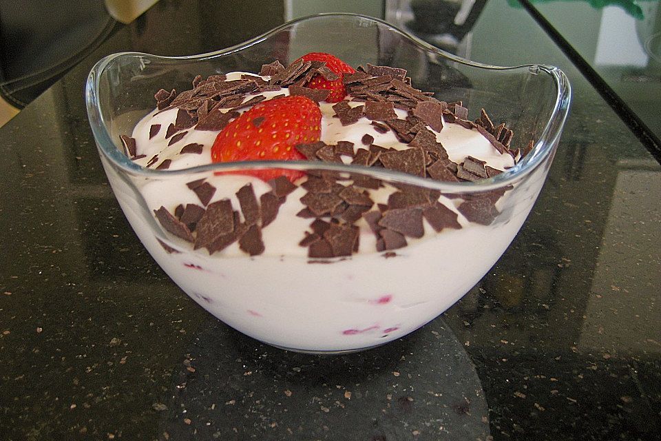 Joghurt-Quark Creme mit Erdbeeren