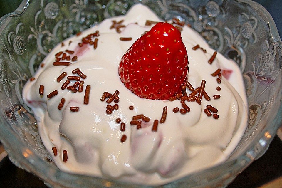 Joghurt-Quark Creme mit Erdbeeren