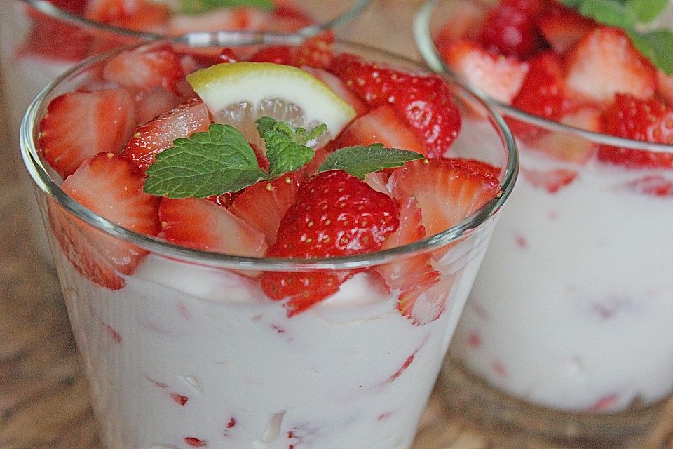 Joghurt-Quark Creme mit Erdbeeren