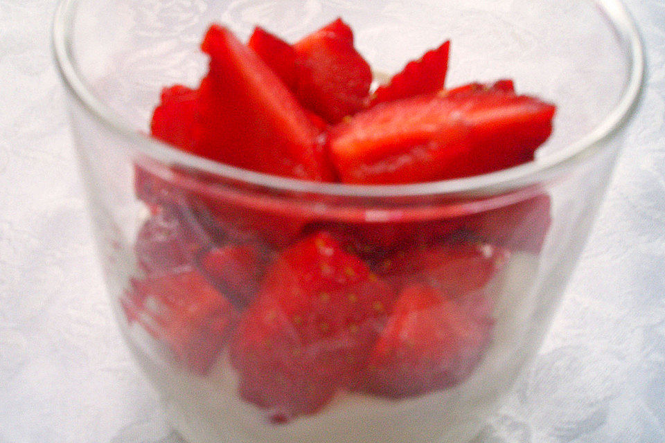 Joghurt-Quark Creme mit Erdbeeren