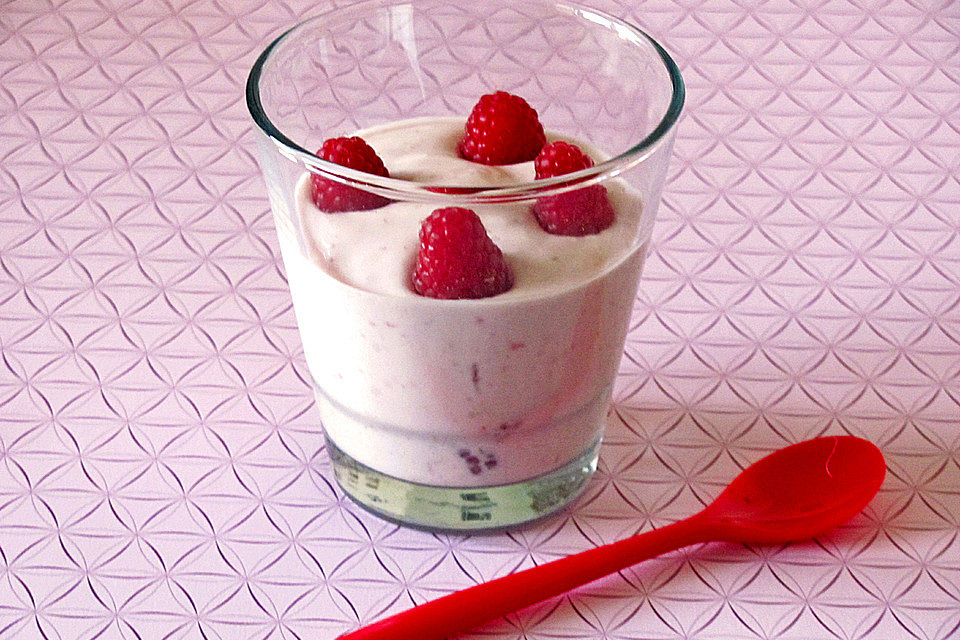 Joghurt-Quark Creme mit Erdbeeren