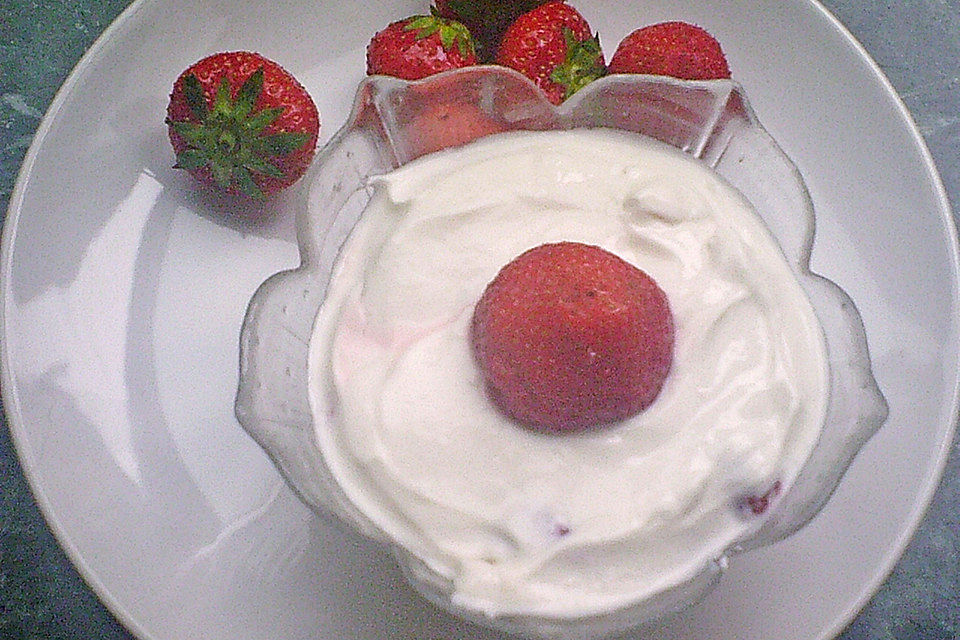 Joghurt-Quark Creme mit Erdbeeren