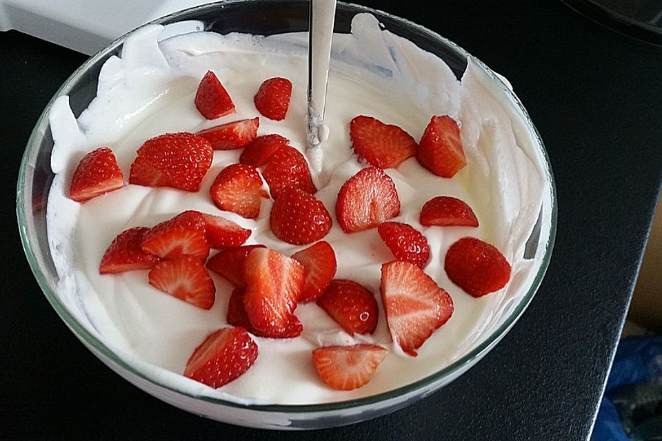 Joghurt-Quark Creme mit Erdbeeren