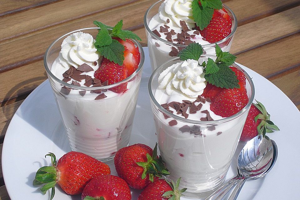 Joghurt-Quark Creme mit Erdbeeren