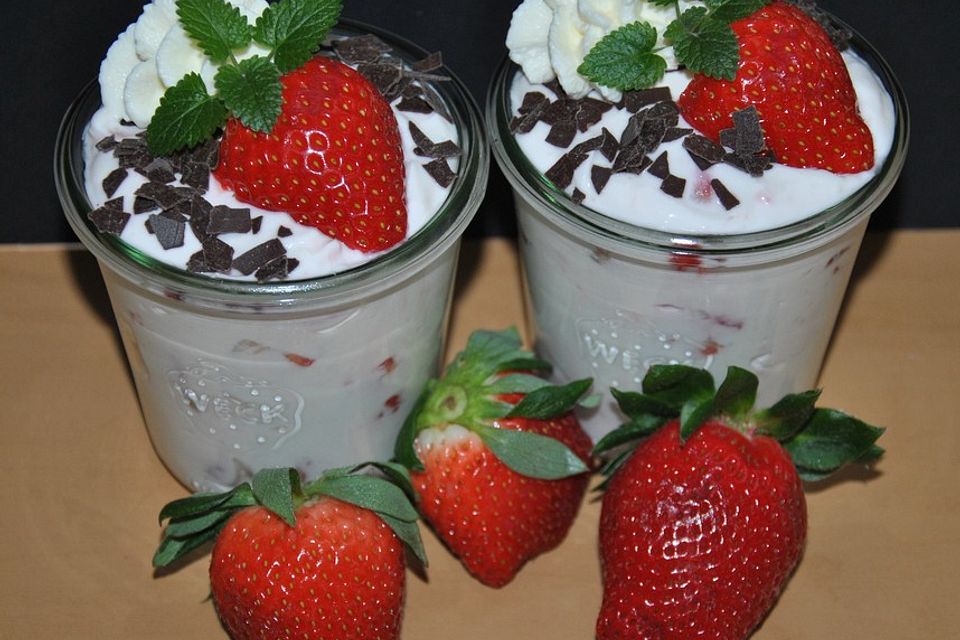 Joghurt-Quark Creme mit Erdbeeren