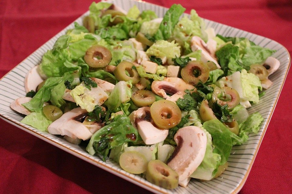 Grüner Salat mit Feta und Pilzen