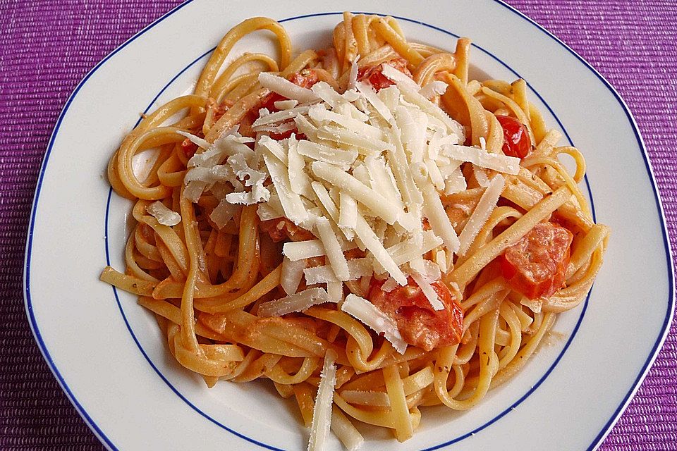 Nudeln mit frischer Tomaten-Sahne Sauce