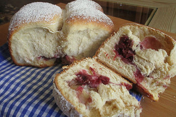 Rohrnudeln mit Kirschen