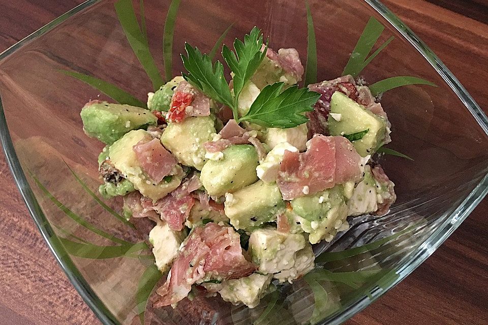 Avocado-Feta-Salat mit Serrano