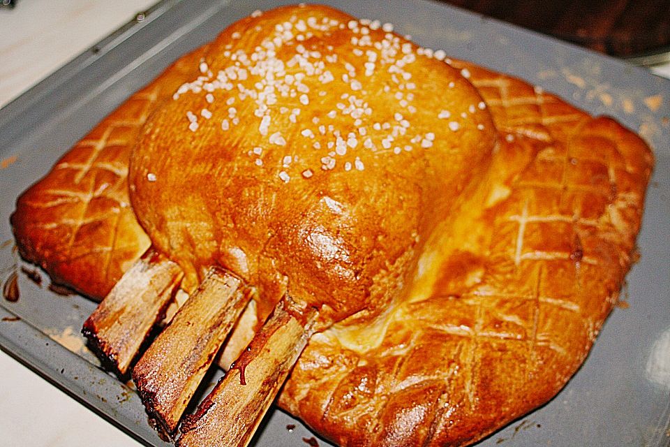 Kalbskarree in der Salzkruste mit Oliven-Rotwein Sauce an jungem Gemüse