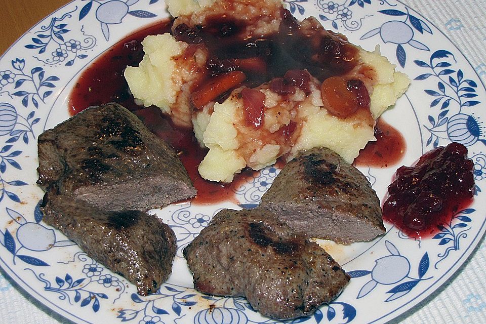 Känguru auf Rotwein-Preiselbeersauce mit Bohnenpäckchen und Karottenpüree