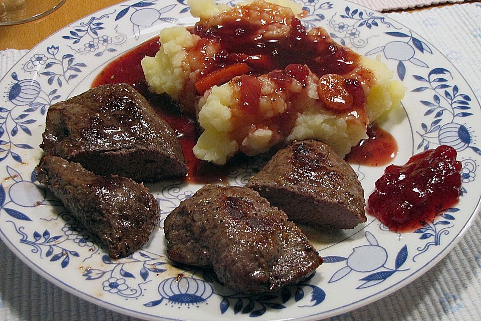 Känguru auf Rotwein-Preiselbeersauce mit Bohnenpäckchen und Karottenpüree