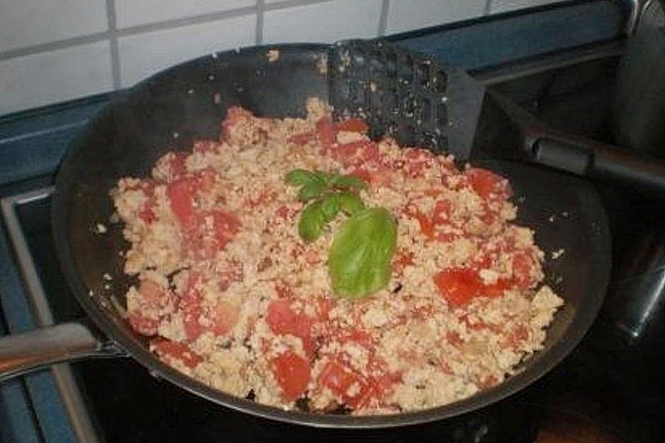 Gebratener Feldsalat mit Tomaten und Tofu