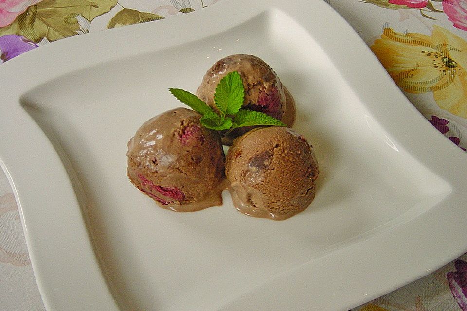 Schokoladeneis mit Brownies und Sauerkirschen