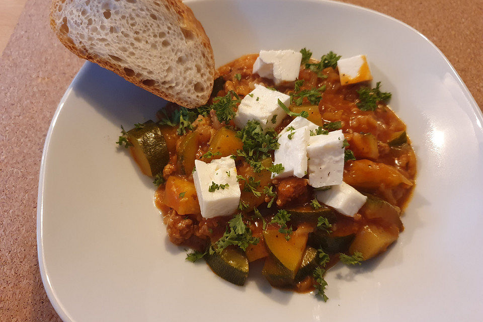 Zucchini-Reis-Topf mit Hackfleisch und Feta