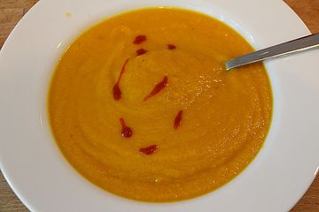 Kürbis-Möhren-Suppe mit Chili und Koriander