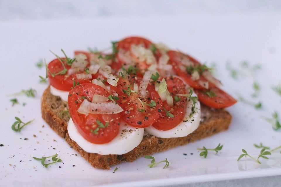 Schlemmerbrot mit Ei, Tomate, Zwiebeln