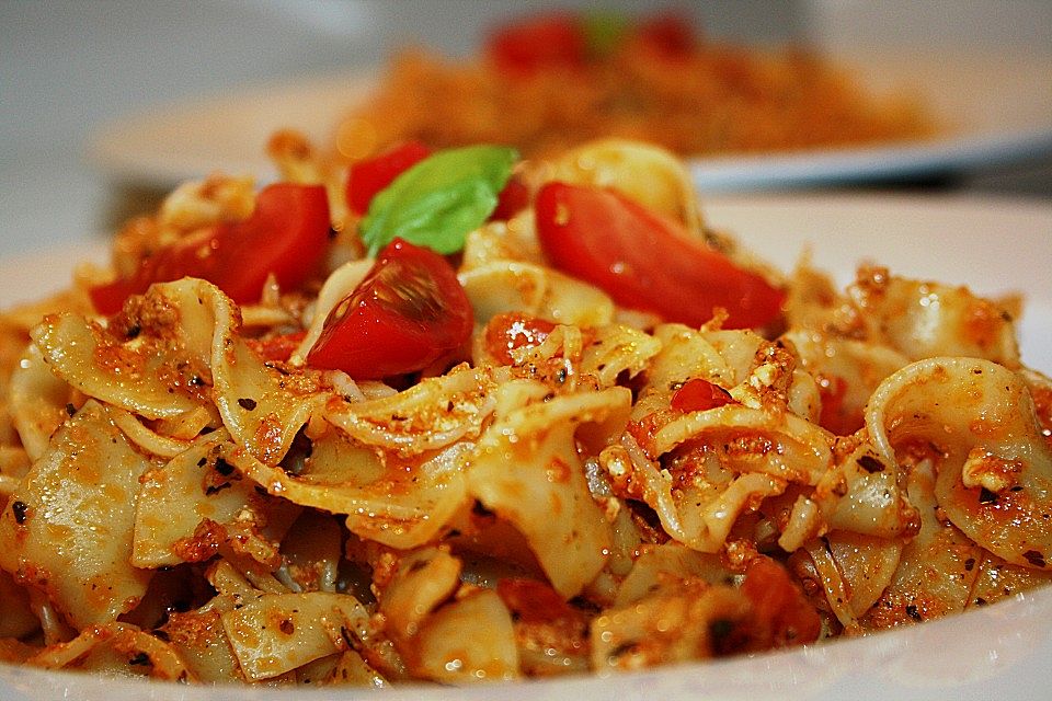 Pasta mit Pesto Rosso und Schafskäse