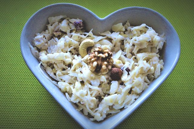 Sauerkrautsalat mit Äpfeln und Nüssen von camouflage165| Chefkoch