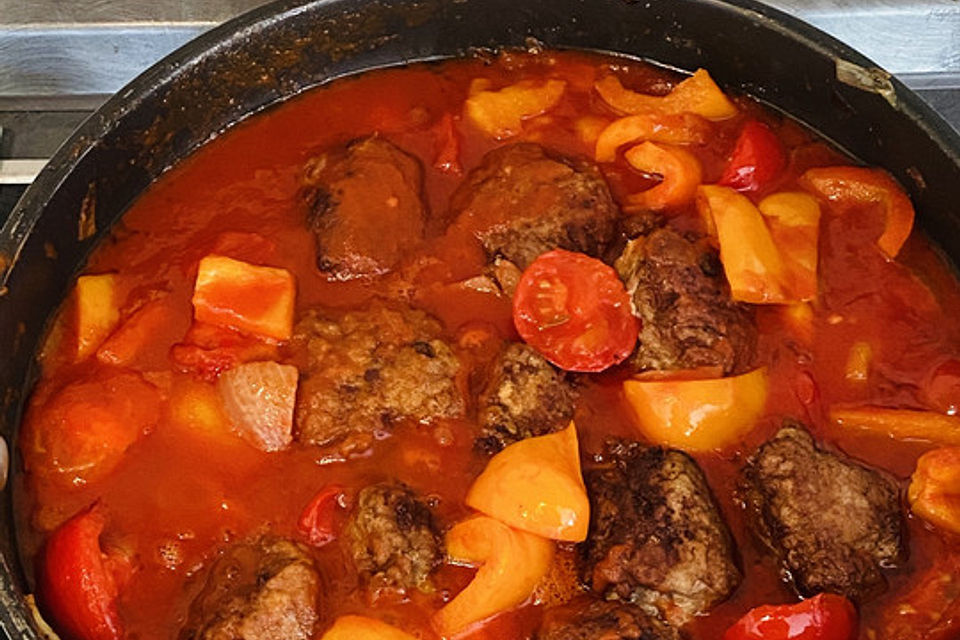 Auroras Hackfleischbällchen in süßer Tomaten-Paprika-Sauce mit Bulgur