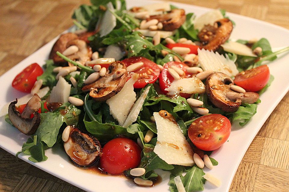 Rucola mit Parmesan und Honigsenf-Dressing