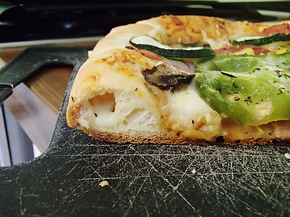 Pizza mit Käserand von Mona86 | Chefkoch