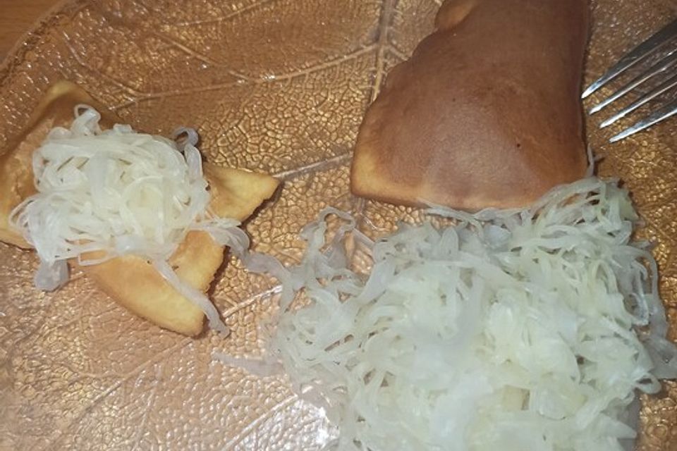 Hasenohren mit Sauerkraut