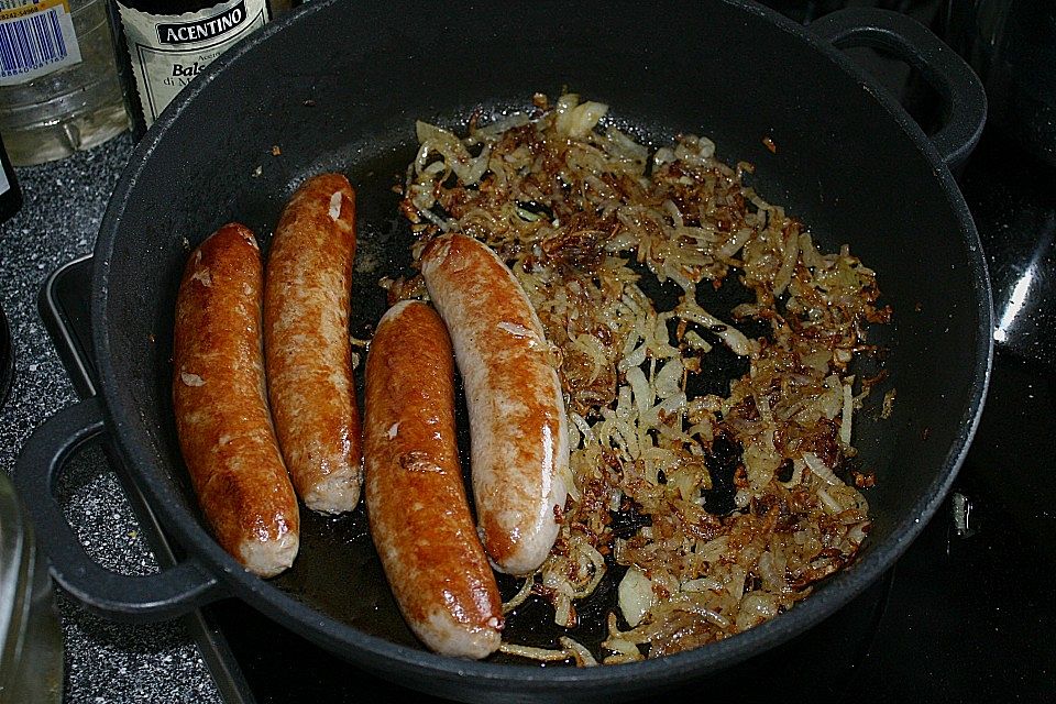 Bratwurst mit Biersoße Bratwurst mit Biersoße