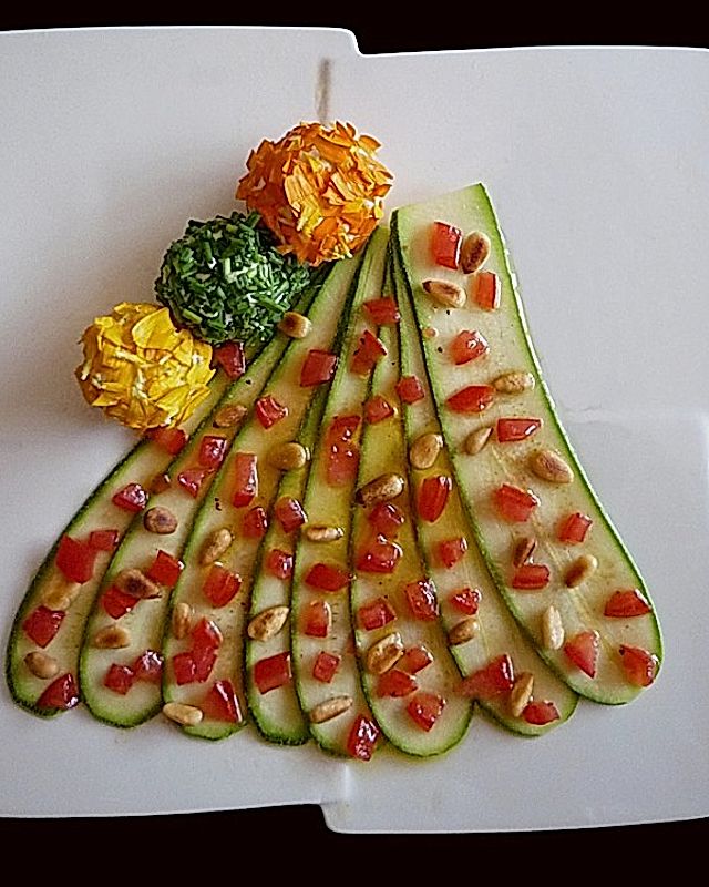 Zucchinicarpaccio mit Tomatenvinaigrette und Frischkäsebällchen