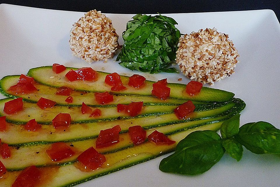 Zucchinicarpaccio mit Tomatenvinaigrette und Frischkäsebällchen