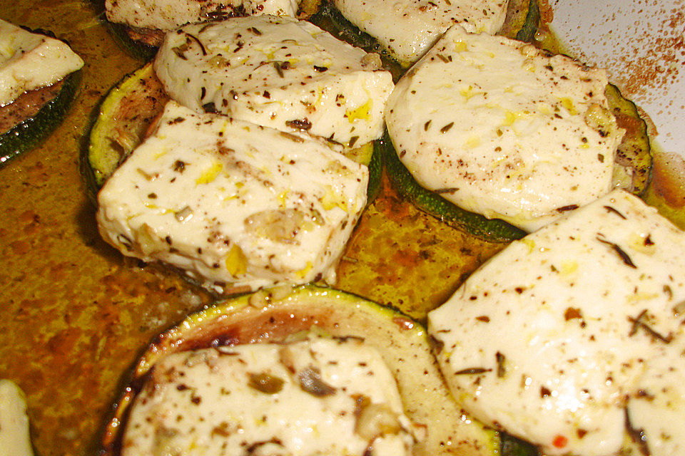 Zucchini mit Schafskäse überbacken