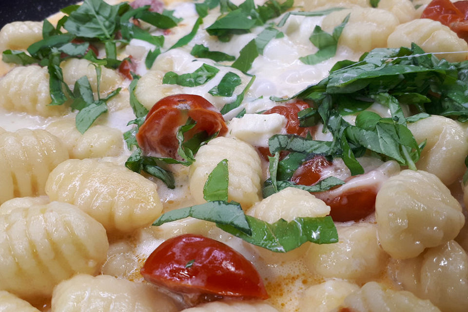 Gnocchi mit Tomaten und Mozzarella