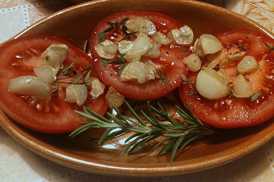 Blackys Ofentomaten mit geröstetem Knoblauch