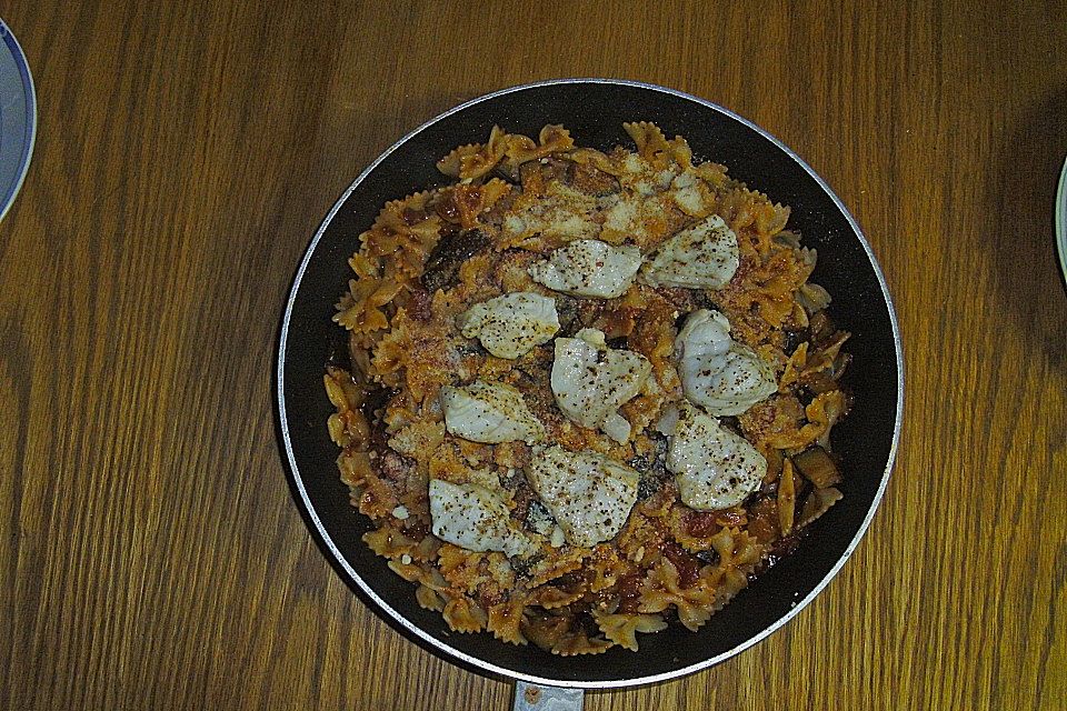 Steinbeißerfilet mit Tomaten-Auberginen Farfalle