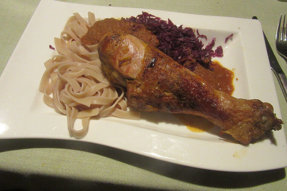 Putenunterkeule mit Rotweinnudeln und Rotwein-Zimt-Preiselbeersauce