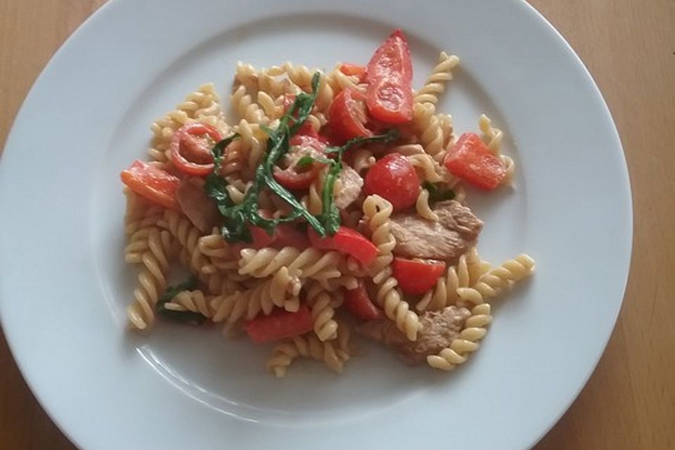 Hähnchen-Nudelpfanne mit Rucola