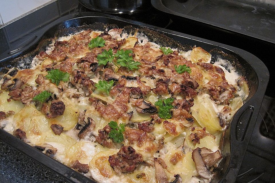 Kartoffelgratin mit Champignons, Hackfleisch und Petersilie