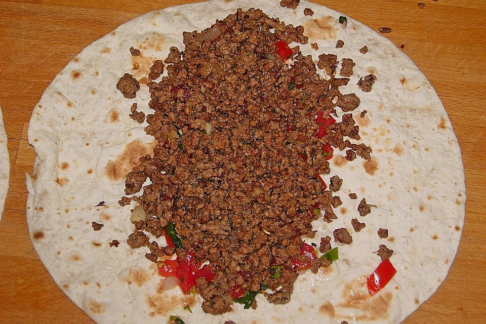 Tortillas mit Hackfleisch und Salsa Cruda