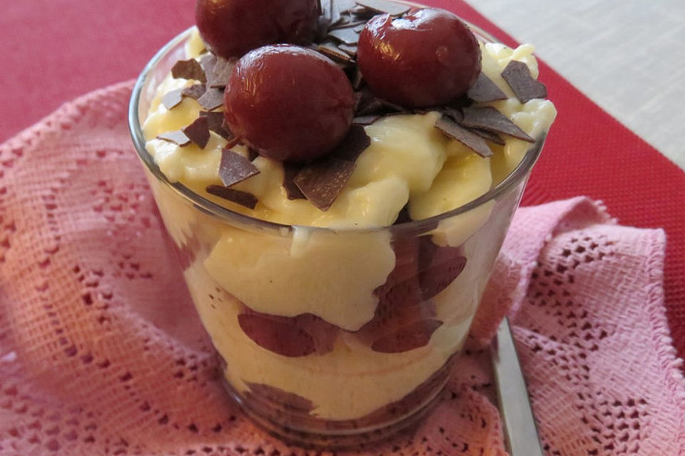 Kirschdessert mit einer Pudding-Sahne Creme