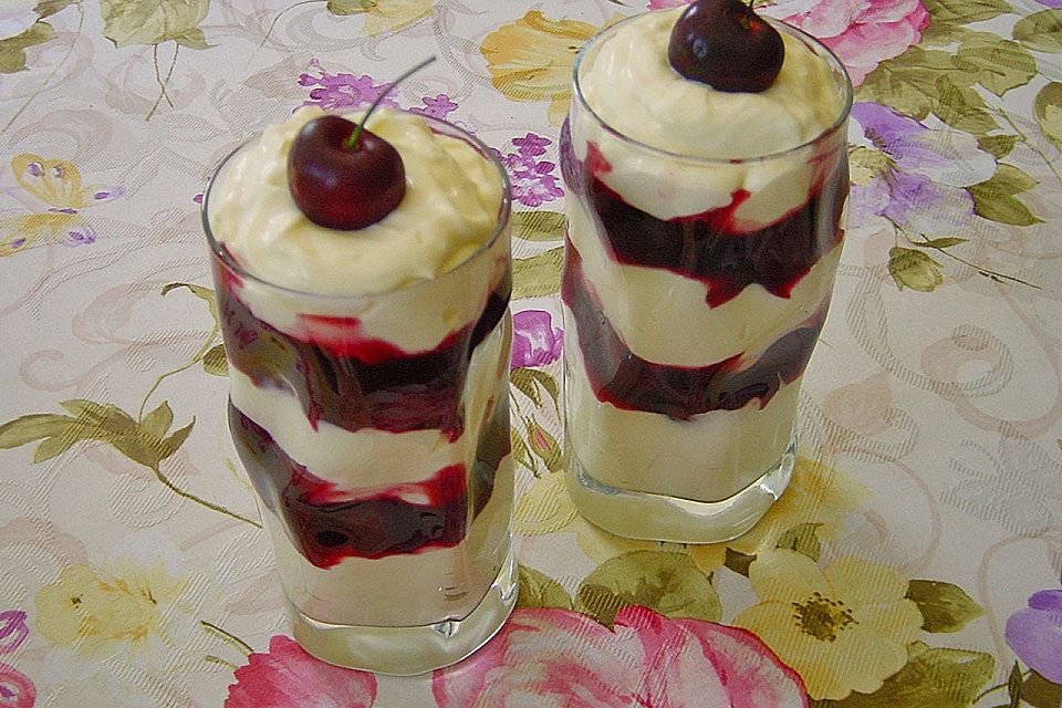 Kirschdessert mit einer Pudding-Sahne Creme