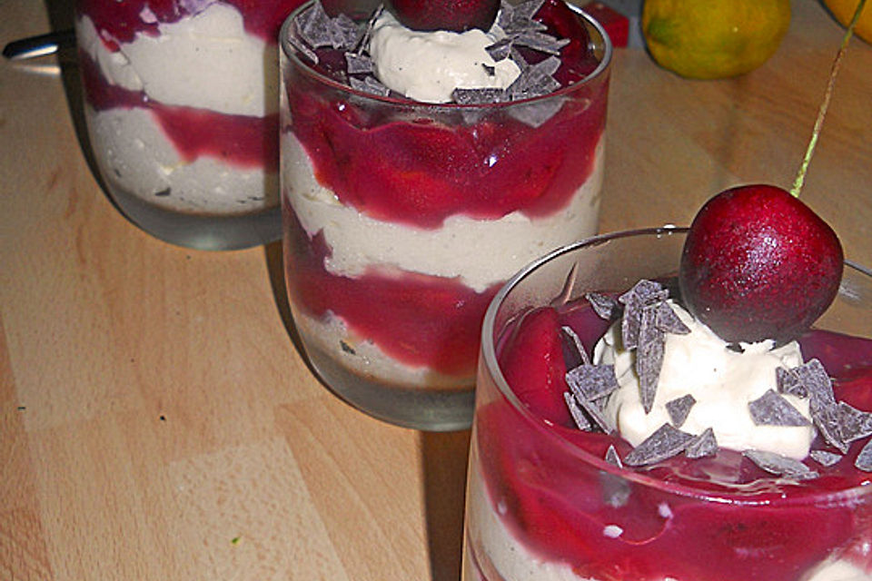 Kirschdessert mit einer Pudding-Sahne Creme