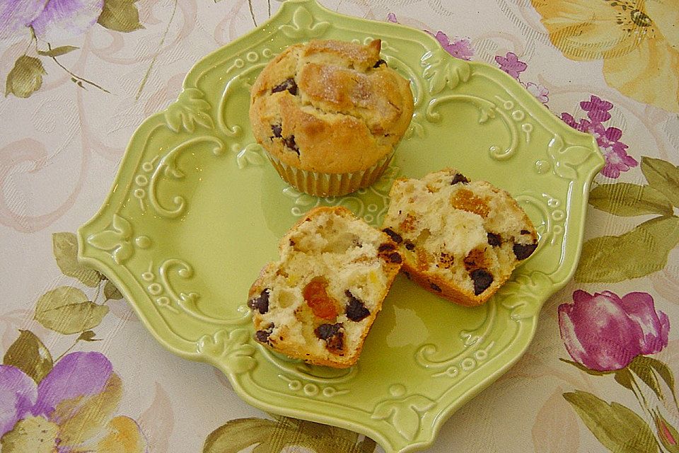 Muffins mit Schokostückchen, Aprikosen und Mandelblättchen