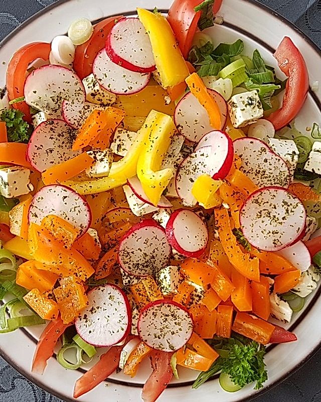 Paprika-Schafskäse Salat