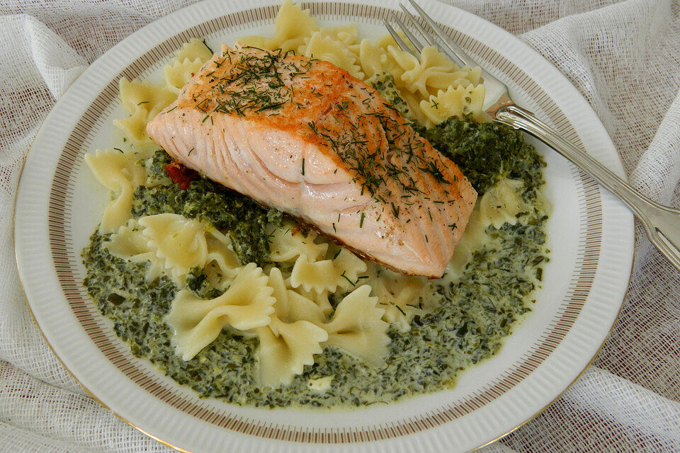 Lachsfilet mit Meerrettich-Spinatsauce zu Nudeln