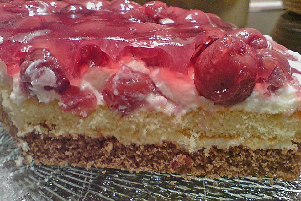 Traumhafte Kirschtorte mit zweifarbigem Boden und Vanillecreme-Füllung Traumhafte Kirschtorte mit zweifarbigem Boden und Vanillecreme-Füllung