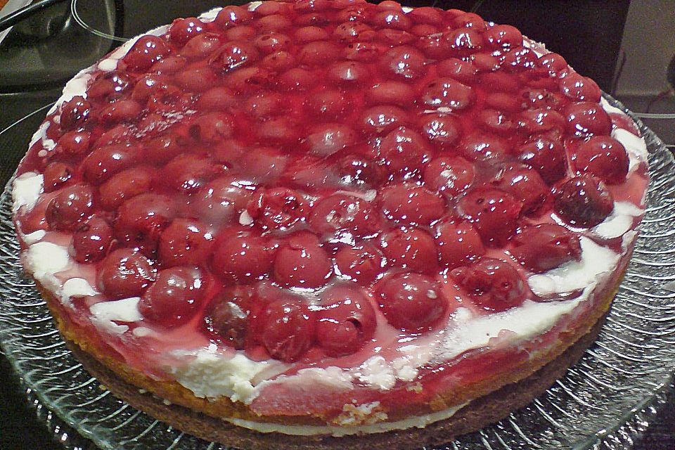 Traumhafte Kirschtorte mit zweifarbigem Boden und Vanillecreme-Füllung Traumhafte Kirschtorte mit zweifarbigem Boden und Vanillecreme-Füllung
